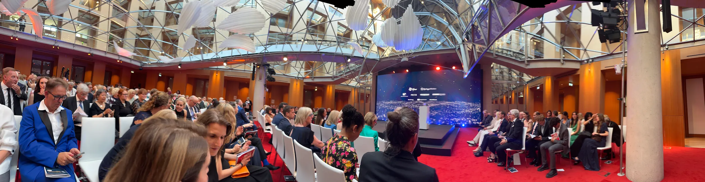 Panorama des Gala-Saals im AXICA am Brandenburger Tor bei der Verleihung des Felix Burda Award 2026 — rund 300 Gäste unter der Glaskuppel